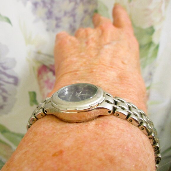 EDDIE BAUER Classic Dress Bracelet Watch ~ VINTAGE Quartz Silver Burgundy Watch - Picture 4 of 13